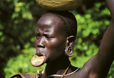 Ostafrika, Äthiopien: Im Land der Surma - Frau des Murci Stammes mit Tellerlippe